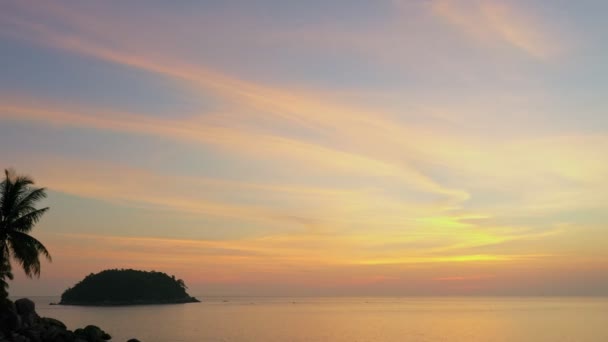 空の景色太陽が海の上の夕日の地平線に沈む自然ビデオ高品質の映像創造的な自然と旅行のコンセプトのための空の背景に雲とカラフルなロマンチックな空の夕日のシーン — ストック動画