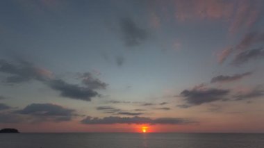 Günbatımında gökyüzünde hareket eden hızlandırılmış bulutlar