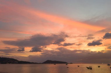 Kalim sahilinde hava manzaralı güzel bir gün batımı. Günbatımında sersemletici bulut