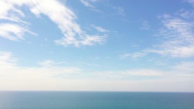 Andaman Denizi 'nin zümrüt yeşili sularının havadan görünüşü. Zümrüt yeşili deniz, mavi deniz ve temiz kum manzarası. Cennet plajı.