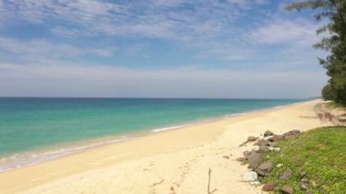 Andaman Denizi 'nin zümrüt yeşili sularının havadan görünüşü. Zümrüt yeşili deniz, mavi deniz ve temiz kum manzarası. Cennet plajı.