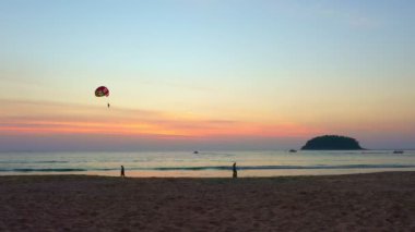 Güzel okyanus ve gökyüzü arkaplanı. Kata sahilinde gün batımı ya da gündoğumu gökyüzü