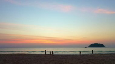 Güzel okyanus ve gökyüzü arkaplanı. Kata sahilinde gün batımı ya da gündoğumu gökyüzü