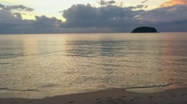  Gökyüzü ve deniz üzerinde gün batımı