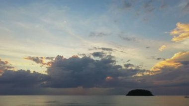  Gökyüzü ve deniz üzerinde gün batımı