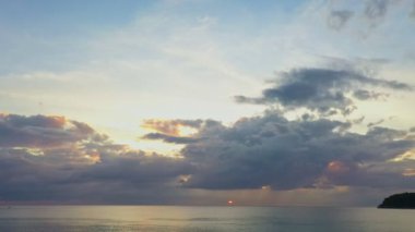  Gökyüzü ve deniz üzerinde gün batımı