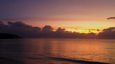  Gökyüzü ve deniz üzerinde gün batımı