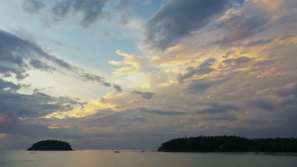 Cielo Con Puesta Sol Sobre Mar — Vídeos de Stock