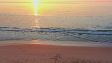  Gökyüzü ve deniz üzerinde gün batımı