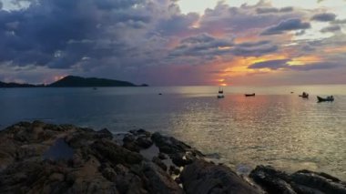 Meditasyon okyanusu ve gökyüzü arka planı. Görkemli gün batımı veya gündoğumu bulutlu arkaplan.