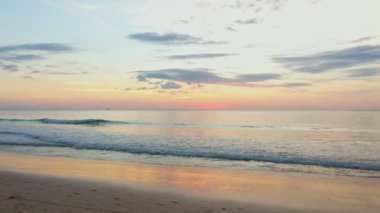  Gökyüzü ve deniz üzerinde gün batımı