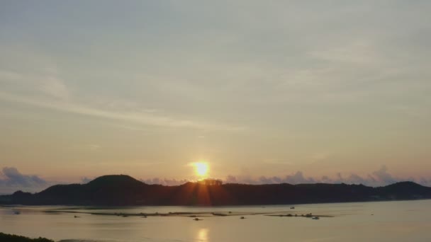 Vista Aérea Nascer Sol Amarelo Acima Gama Montanhas Panwa Gulf — Vídeo de Stock