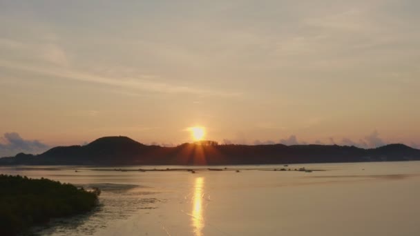 Воздушный Вид Желтый Восход Солнца Над Горным Хребтом Заливе Panwa — стоковое видео