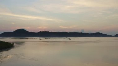 Dağ sırasının üstünde romantik bir gündoğumu. Soyut doğa arka planı. Tatlı sarı ışık ışınları ve diğer atmosfer etkileriyle gün doğumu. Büyük gün doğumu ve sarı aydınlatma gökyüzü..