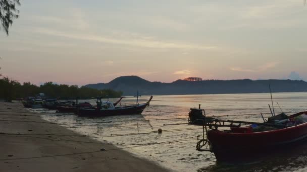 Meer Geparkte Fischerboote Luftaufnahme Sonnenaufgang Über Fischerbooten Die Strandnähe Parken — Stockvideo