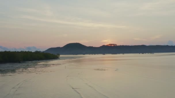 空中风景浪漫的日出越过山脉 带着柔和的黄色光芒和其它大气效果的日出 巨大的日出和黄色的照明天空 — 图库视频影像