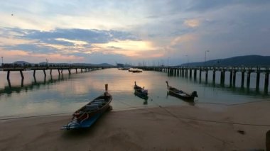 Sabahın ilk ışıklarıyla alacakaranlıktaki zaman atlaması iskelesinde Chalong piercinginin üzerinde pembe ve mor bir gökyüzü var. Doğa yüksek kaliteli görüntü Gradyan renk romantik gökyüzü sahnesi..