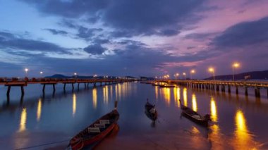Chalong piercing 'in üstündeki tatlı ışık ışınları ve diğer atmosferik efektlerle Sunrise' ı hızlandırır. Doğa videosu Gradyan 'ın yüksek kaliteli görüntüsü gökyüzünde bulutlu romantik bir gökyüzünün doğuşu.. 