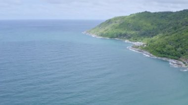 Mavi deniz manzarası ve Niharn sahilindeki beyaz kumsal. Nai Harn plajı, Phuket Tayland 'ın ünlü ve popüler bir günbatımı manzarasıdır.