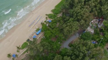 Mavi deniz manzarası ve Niharn sahilindeki beyaz kumsal. Nai Harn plajı, Phuket Tayland 'ın ünlü ve popüler bir günbatımı manzarasıdır.