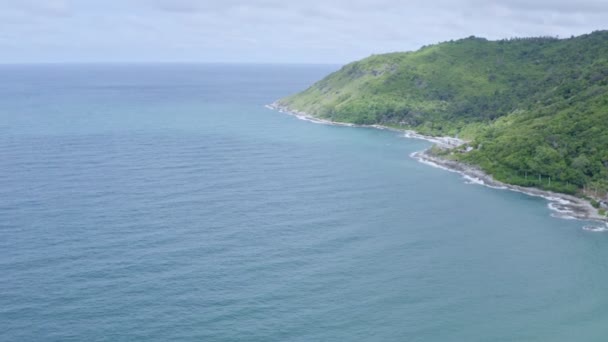 在Niharn海滩鸟瞰蓝色海和白色沙滩 奈哈恩海滩是泰国普吉岛著名的地标性日落景观 — 图库视频影像
