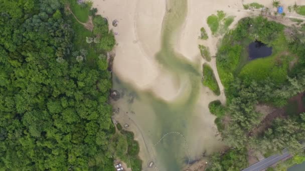 从空中俯瞰运河把大海和沼泽地连接起来 湖水从湖中流到纳哈恩海滩 绿水背景 — 图库视频影像