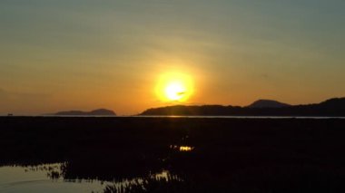 Dağların tepesinde güzel sarı gün doğumu
