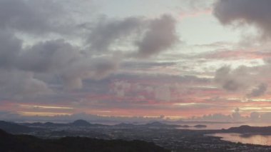  Gökyüzü ve deniz üzerinde gün batımı