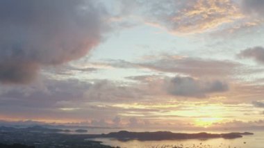  Gökyüzü ve deniz üzerinde gün batımı