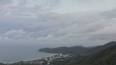 Karon Sahili 'nin üzerindeki hava manzaralı parlak gün doğumu Phuket