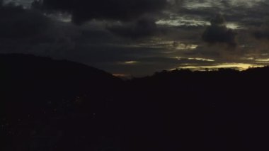 Karanlıkta Chalong Körfezi 'nin havadan görünüşü