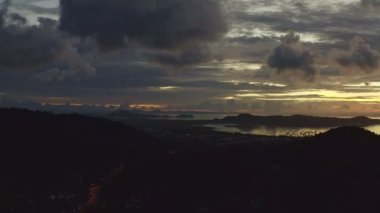 Hava manzaralı Chalong körfezi alacakaranlıkta