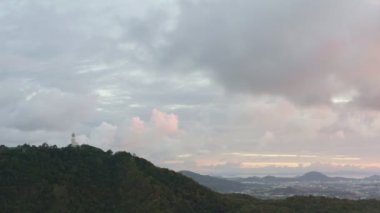 Hava manzaralı Phuket Büyük Buda gün doğumunda dağın tepesinde.