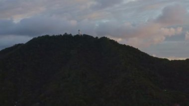 Gökyüzü manzaralı Phuket Dağın tepesindeki Büyük Buda