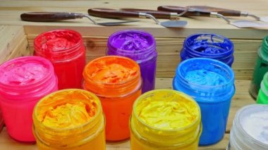 Temiz cam şişelerde çeşitli renkler