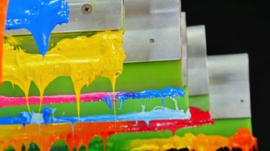 Yazıcı sapında renkli plastisol mürekkep çubuğu. .tee t-shirt fabrikası her zaman plastisol mürekkep kullanır. Tişörte baskı yapmak için. Her kumaş için. Stüdyo. Damlayan renkli boya.