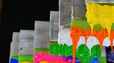 Yazıcı sapında renkli plastisol mürekkep çubuğu. .tee t-shirt fabrikası her zaman plastisol mürekkep kullanır. Tişörte baskı yapmak için. Her kumaş için. Stüdyo. Damlayan renkli boya.