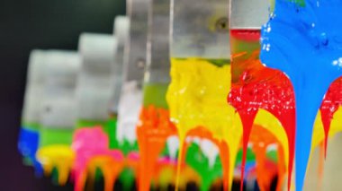 Yazıcı sapında renkli plastisol mürekkep çubuğu. .tee t-shirt fabrikası her zaman plastisol mürekkep kullanır. Tişörte baskı yapmak için. Her kumaş için. Stüdyo. Damlayan renkli boya.