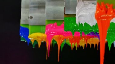 Yazıcı sapında renkli plastisol mürekkep çubuğu. .tee t-shirt fabrikası her zaman plastisol mürekkep kullanır. Tişörte baskı yapmak için. Her kumaş için. Stüdyo. Damlayan renkli boya.