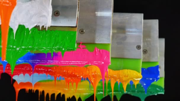 彩色塑料溶胶油墨粘贴在打印机手柄上 T恤制造厂总是用塑料溶胶墨水在T恤和任何面料上印出漂亮的背景色工作室拍摄 滴彩绘颜料 — 图库视频影像