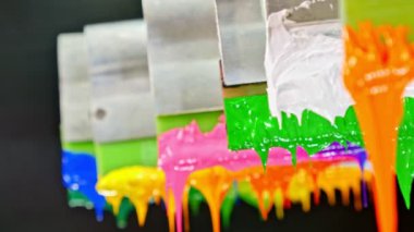 Yazıcı sapında renkli plastisol mürekkep çubuğu. .tee t-shirt fabrikası her zaman plastisol mürekkep kullanır. Tişörte baskı yapmak için. Her kumaş için. Stüdyo. Damlayan renkli boya.