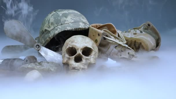 在雾中士兵的骷髅 — 图库视频影像