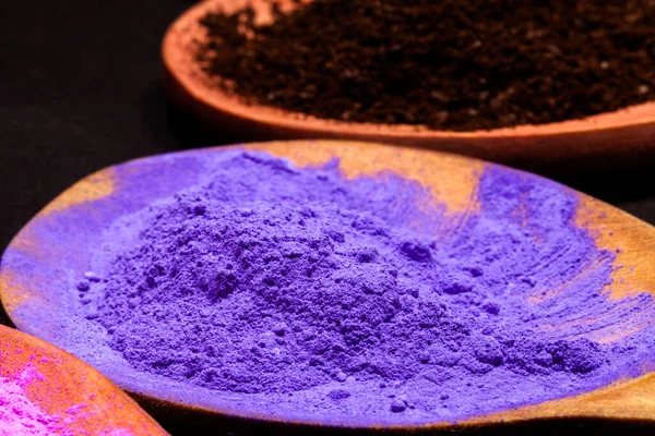 Cerrar Color Púrpura Polvo Cuchara Madera Pintura Polvo Colores Cuchara — Foto de Stock
