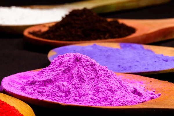 Cerrar Color Violeta Polvo Sobre Una Cuchara Madera Colorida Pintura — Foto de Stock