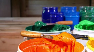 Kovalardaki çeşitli renkler, boyalar