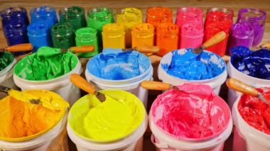 Kovalardaki çeşitli renkler, boyalar