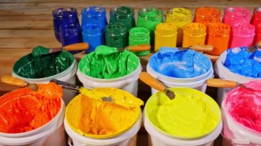 Kovalardaki çeşitli renkler, boyalar