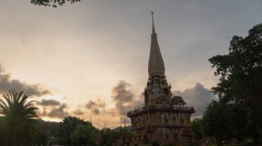 Chalong Tapınağı Phuket Tayland 'da günbatımı manzarası