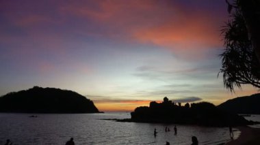Denizin üzerinde güzel bir gün batımı. Tatil kavramı