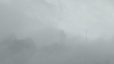 Dağın tepesindeki sisin içindeki Büyük Buda. Turistleri ziyaret etmeleri için bir teşvik daha. Seyahat ve ibadet konsepti için 4k video.